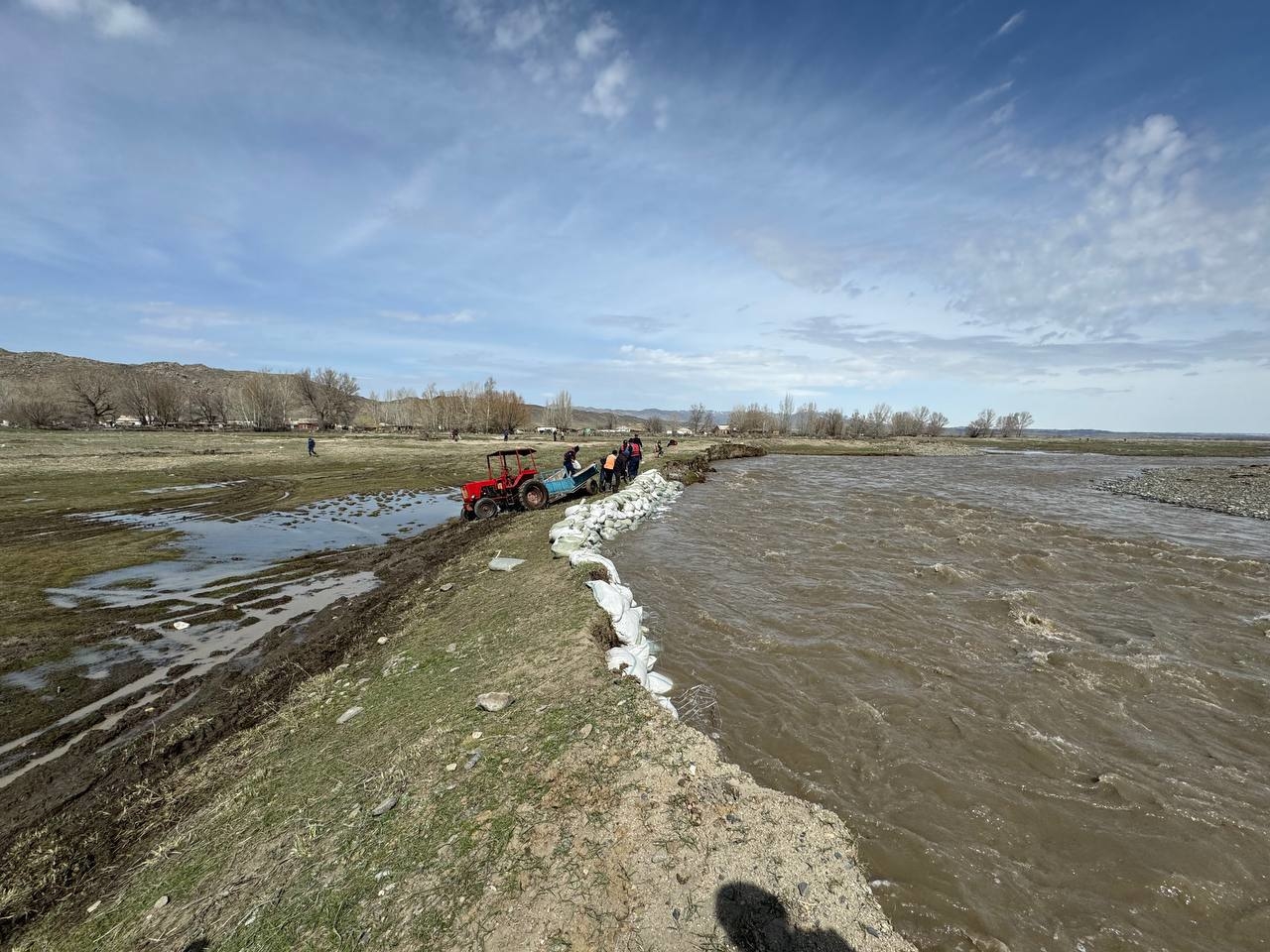В ВКО в ожидании активной фазы паводка укрепляют берега рек